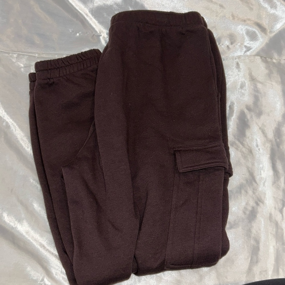 Cargo sweatpants, never worn, has pockets